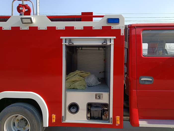 5噸消防灑水車多少錢_油庫貨場(chǎng)港口碼頭消防車_2.5-5噸泡沫消防車現(xiàn)車報(bào)價(jià)