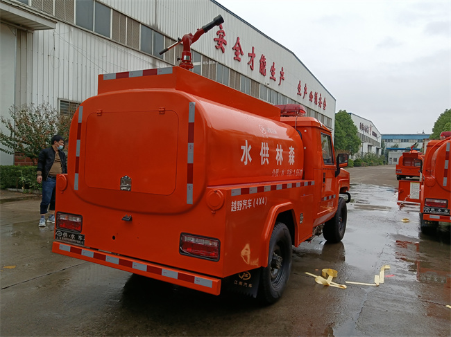 森林巡邏消防車_越野消防灑水車_內(nèi)蒙古遼寧_山區(qū)林場草原消防救火車_北汽勇士四驅(qū)森林防火指揮車