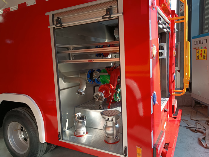 5噸消防灑水車多少錢_油庫貨場(chǎng)港口碼頭消防車_2.5-5噸泡沫消防車現(xiàn)車報(bào)價(jià)