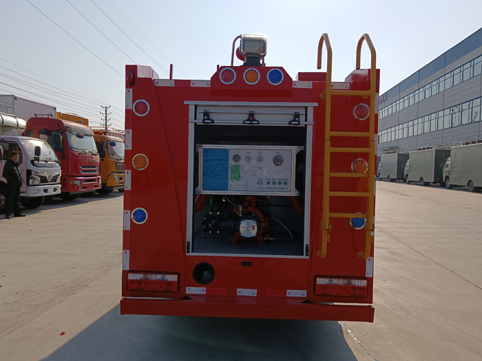5噸消防灑水車廠家_油庫(kù)貨場(chǎng)港口碼頭消防車_2.5-5噸泡沫消防車現(xiàn)車報(bào)價(jià)