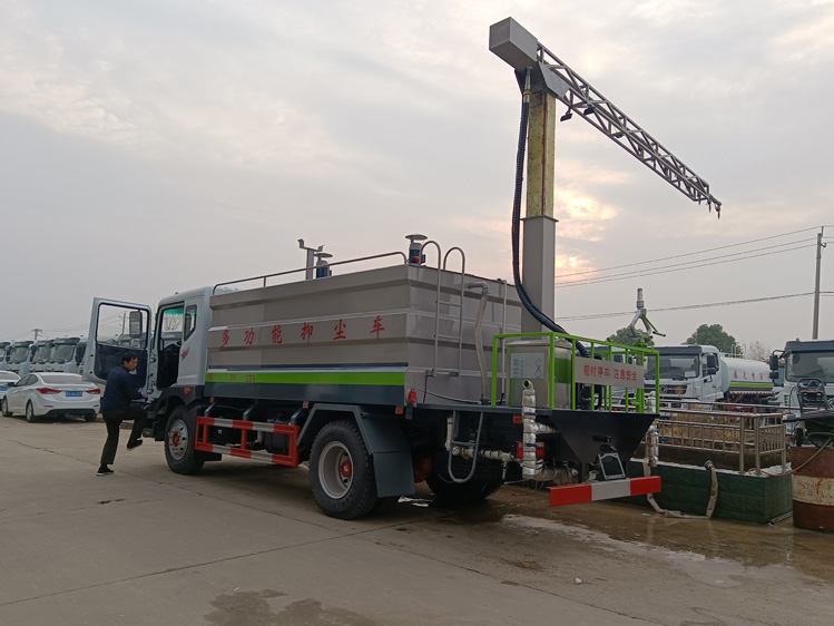 東風(fēng)D9噴霧封層鐵路抑塵車-15方煤廠抑塵運(yùn)輸車_榆林12方抑塵灑水車_霧化感應(yīng)噴淋車_煤炭降塵車