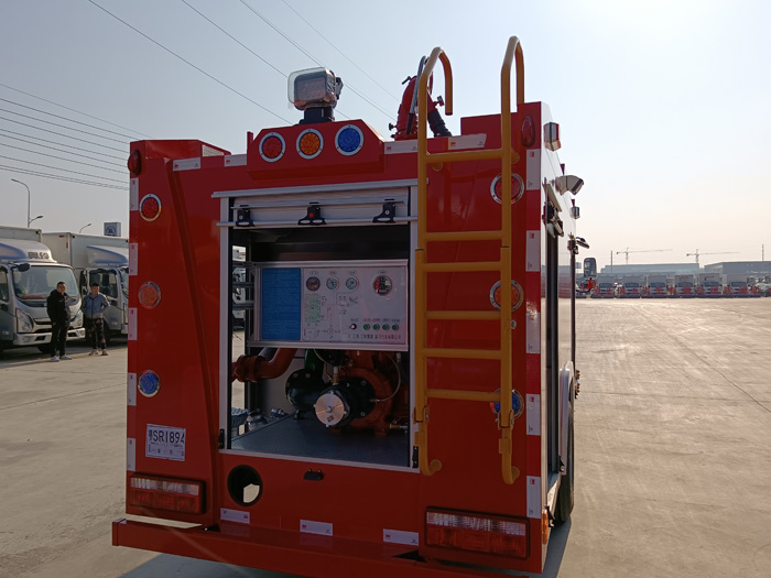 5噸消防灑水車廠家_石油化工冶煉廠消防車_2.5-5噸泡沫消防車現(xiàn)車報(bào)價(jià)