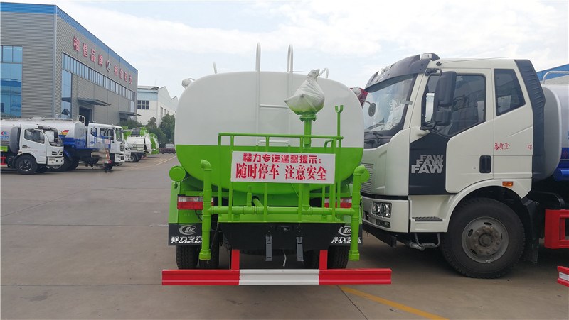 東風(fēng)多利卡國六8昂灑水車 (5).jpg